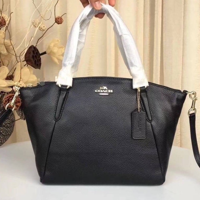 💰ผ่อนได้ 👜Coach Kelsey กระเป๋าสะพายทรงพัด 13"