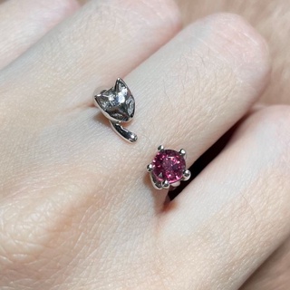 Rhodium plated sterling silver cat ring แหวนเงินชุบโรเดียมรูปแมว พลอยโกเมนธรรมชาติ สีชมพู natural garnet