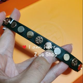 TORY BURCH LOGO STUDDED SINGLE WRAP BRACELET.