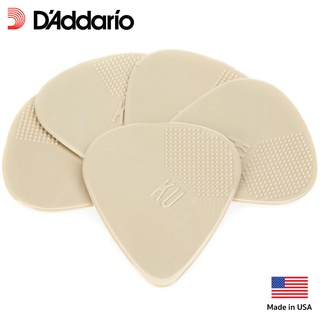 DAddario® 1UKU4-05 Keith Urban Signature Ultem Guitar Pick ปิ๊กกีตาร์ 3 ผิวสัมผัส ทรงหยดน้ำ สีเบจ ความหนา Medium 0.70 มม. ( 3 ด้าน / 3 ผิว, 1 แพ็ค มี 5 ตัว ) ** Made in USA **