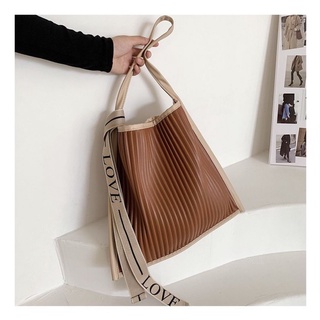 Wrinkle bag สีละมุนอีกแล้ว กระเป๋าหนังเย็บให้เป็นพลีท แถมฟรี! ผ้าผูกแต่งกระเป๋าตามภาพ
