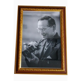 กรอบรูปสีทองมีลวดลาย ด้านในมีรูปในหลวงรัชกาลที่ 9ขาวดำ ทรงถือกล้องขนาด 15*21 นิ้ว