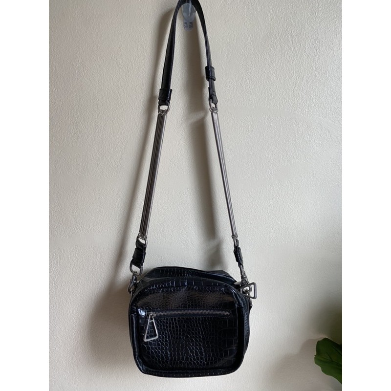 กระเป๋าสะพายข้าง หนังแท้ Isawan Dahlia croc embossed พร้อมถุงผ้า