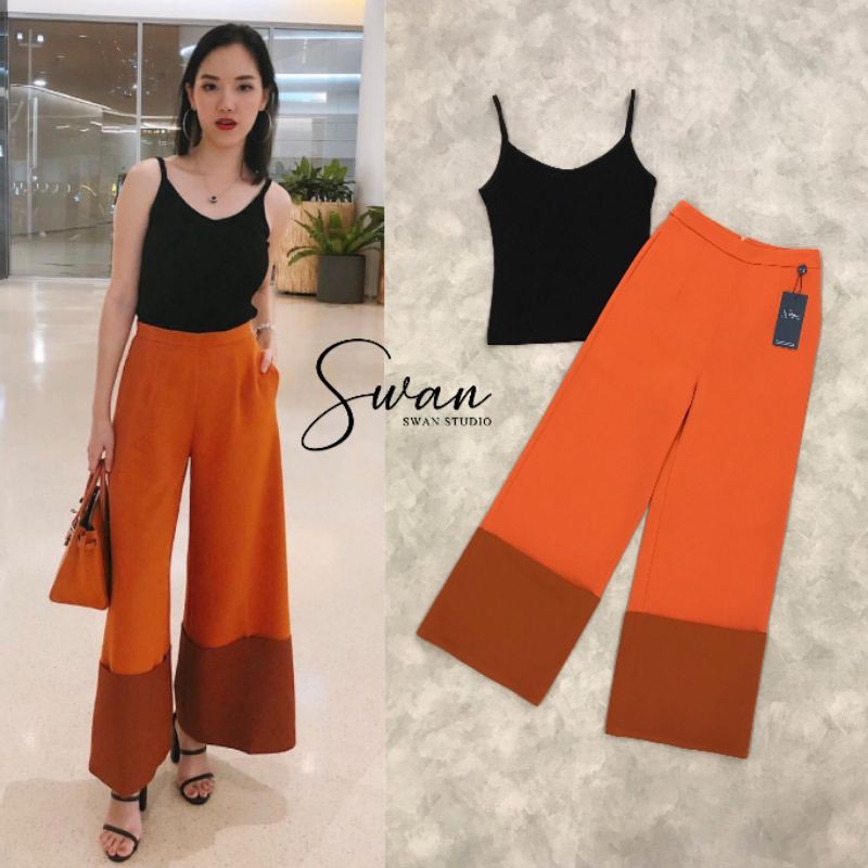 Swan studio : เซทเสื้อสายเดี่ยวสีดำ ผ้ายืดมากับกางเกงขายาวสีส้ม