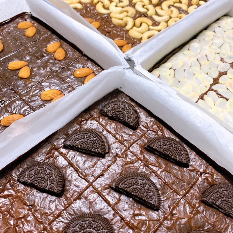 บราวนี่ หวานน้อย เนื้อหนึบหนับ ใช้ chocolate 70.4% (ขายยกถาด)