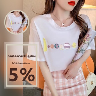 VKMonday เสื้อยืดคอกลมแขนสั้น ปักลายดาวเคราะห์🪐 ตัวผ้าสีพื้นมีให้เลือกถึง 3 สี ดำ ขาว ฟ้า 🖤🤍💙 ดูเรียบๆใส่ได้ทุกโอกาส 🌼👍🏻