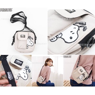 กระเป๋าสะพายคาด SNOOPY งานผ้าแคนวาสแข็ง มีช่องซิป 2 ช่อง มีช่องใส่ของ กุญแจด้านหน้า ขนาด 18×18×7cm ราคา 190 บาท