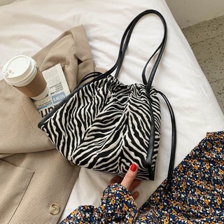 Zebra bag กระเป๋าสะพายลายม้าลาย*ไม่มีแถมพวงกุญแจ