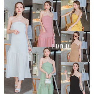 ชุดเดรสกระโปรงยาวผ้าย่นต่อชายระบาย แต่งดีเทลสร้อยไข่มุก เปิดโชว์หลังสวยๆ ช่วงอกมีสม็อคยางยืด phatcha
