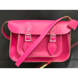 The Leather Satchel Co. หนังแท้จากอังกฤษ ขนาด 11" รุ่น Classic Satchel - สีชมพูสด Cabaret Pink