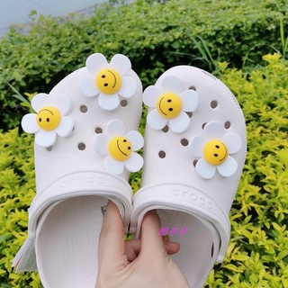 ตัวล็อก Crocs รูปการ์ตูนดอกทานตะวัน หน้ายิ้ม สีขาว น่ารัก เครื่องประดับแฟชั่น สําหรับเก็บสะสม DIY