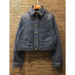 เสื้อแจ็คเก็ต ยีนส์ New Jacket Denim’s By Chanel ขนาด บ่า อก ยาว ราคา 2390-. Size M อก 40 / L อก 42 ถ่ายสดจากสินค้าจริง