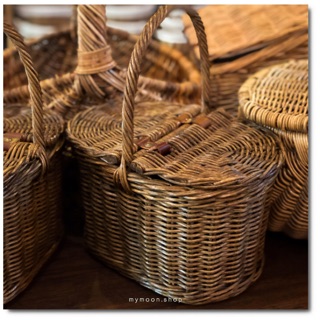 พร้อมส่ง Very cute small rattan basket ตะกร้าหวายสานวงรีใบเล็ก มีฝาปิดเปิด 2 ด้าน หูหิ้วกลาง