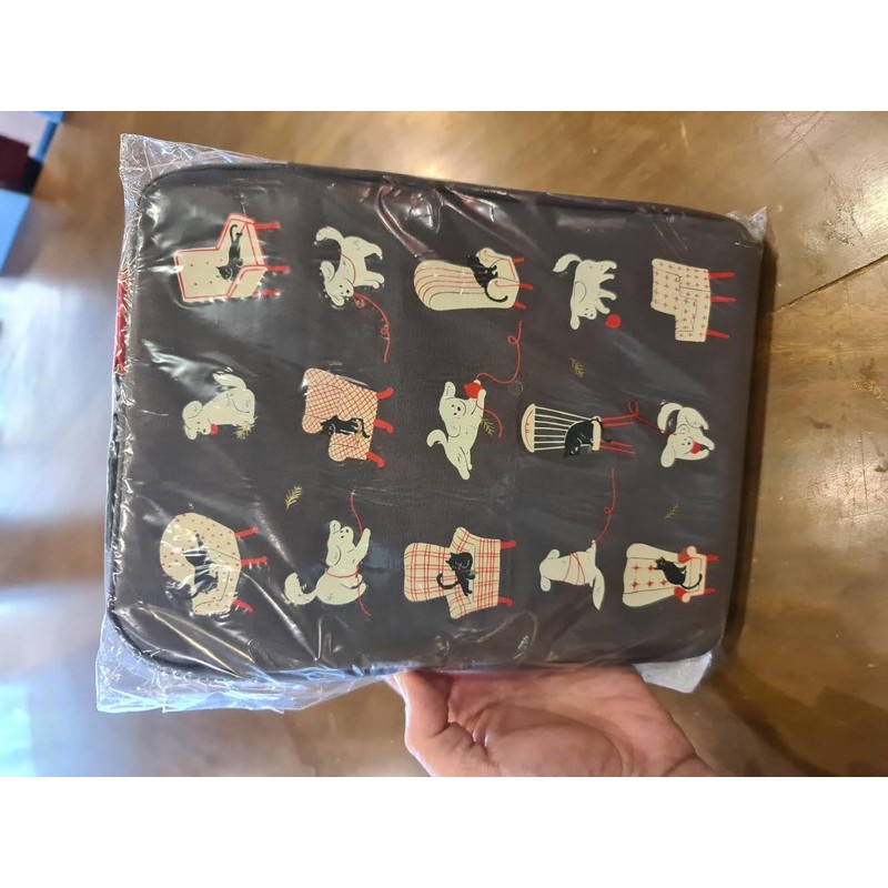 กระเป๋า เคส สำหรับใส่ ไอแพด หรือ แทบเล็ต  Starbucks Holiday Dog and Cat Pad Pouch  Holiday season 2020-2021