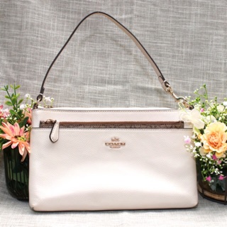 Coach pouch สีขาวครีมของแท้ มือสอง สะพายได้ ครอสได้