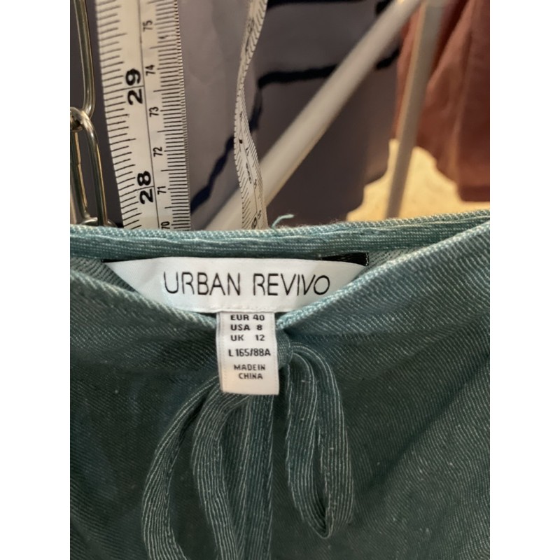 เสื้องานแบรนด์ URBAN REVIVO เสื้อ โทนสีเขียวหม่น ทรงเสื้อครอป มีซิปข้าง สภาพนางฟ้า