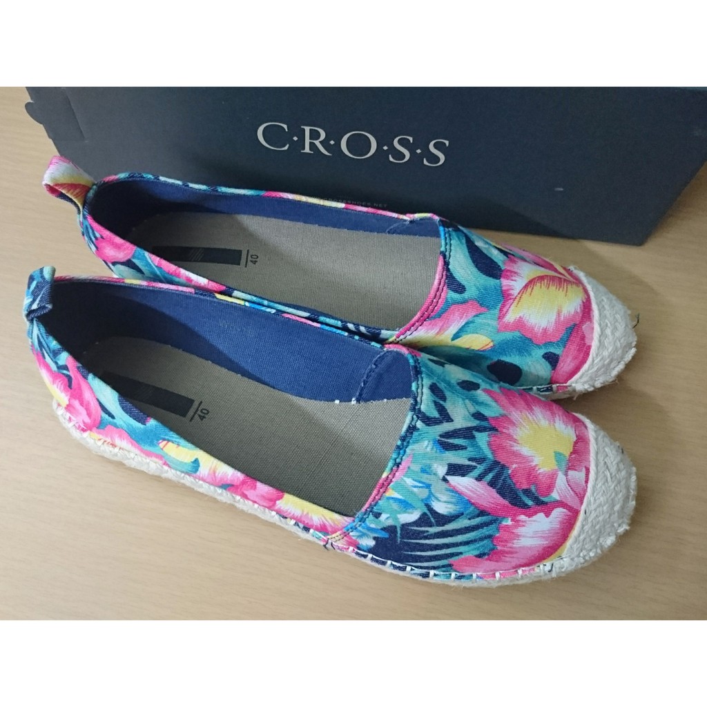 รองเท้าผู้หญิง CROSS