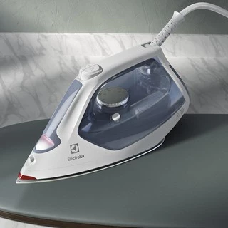 Electrolux เตารีดไอน้ำ กำลังไฟ 2400 วัตต์ Refine 700 รุ่น E7SI1-60WB สีขาว-เทา