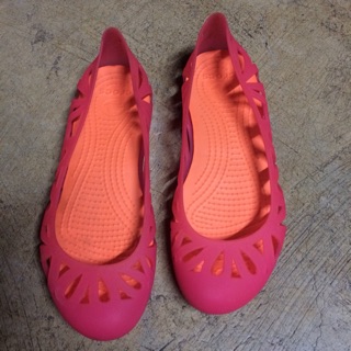 crocs มือ 2 size w6 /37 ความยาว 23.5 สภาพใหม่เอี่ยม พื้นเต็ม นิ่ม ใส่สบาย