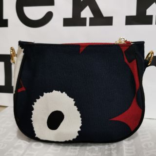 yumekko blue iris cross body ทำจากผ้าแคนวาส marimekko แท้ ตัดเย็บปราณีตมากๆค่ะ ราคา 1,990 บาท