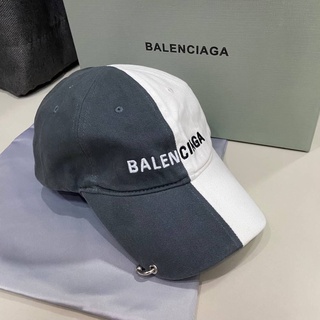 BALENCIAGA BLACK AND WHITE 50/50 COLORBLOCKED CLASSIC LOGO EMBROIDERED COTTON TWILL BASEBALL CAP WITH RING PIERCING หมวก