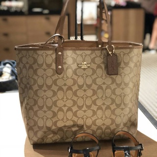 Coach Tote แบบ กลับด้าน ขนาด 17" (L) x 11 1/2" (H) x 6 1/4" (W)