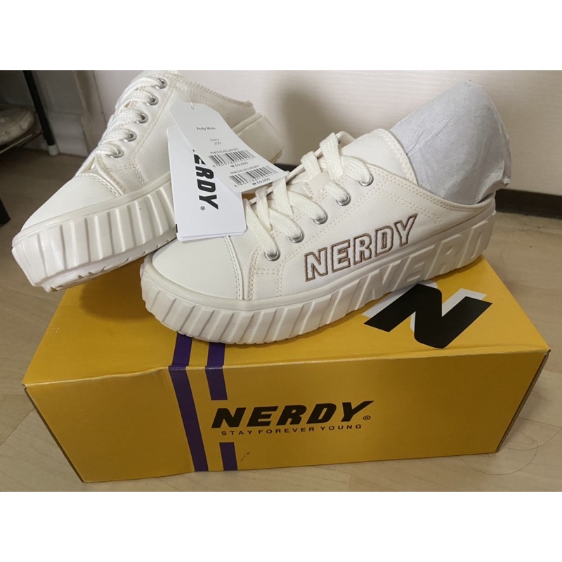 รองเท้า nerdy พร้อมส่ง