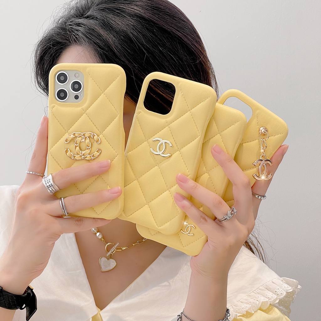 เคสโทรศัพท์มือถือหนังนิ่ม กันหล่น ปิดด้านหลัง ลายโลโก้แบรนด์ สีเหลือง หรูหรา คุณภาพสูง สําหรับ IPhone 14ProMax 15 14 13 12 11 Pro Max 14 Plus
