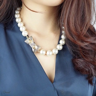 Ribbon pearly necklace.