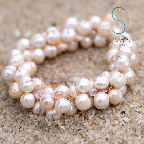 Suvani Jewelry - เงินแท้ 92.5% สร้อยข้อมือเชือกถักมุกสีขาวและชมพูนวลกับคริสตัล งานถักมือปราณีตในการร้อยไข่มุกแต่ละเม็ด
