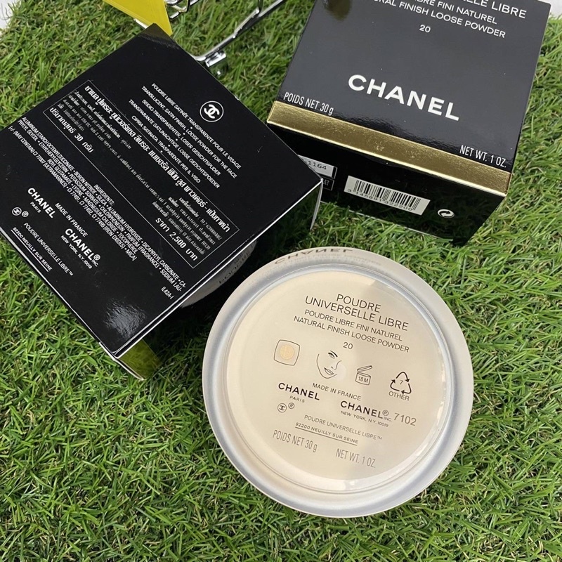 Chanel 20แป้งฝุ่นช่วยในเรื่องการคุมมัน เบลอรูขุมขน ทาแล้วหน้าดูแมทท์ แต่ไม่ดูแป้งจนเกินไป
