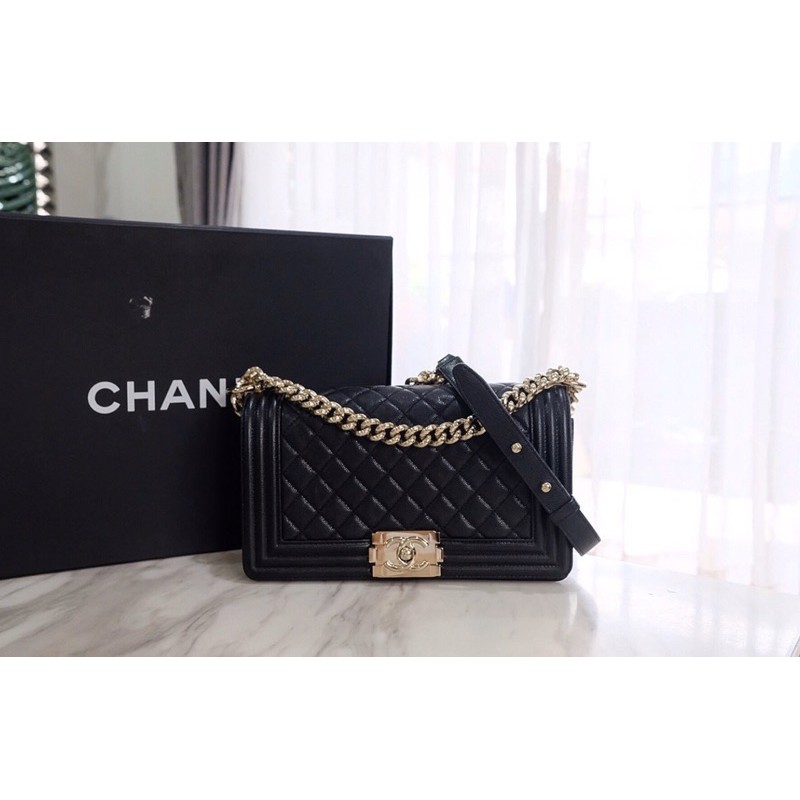 Used in very good condition Chanel boy holo239