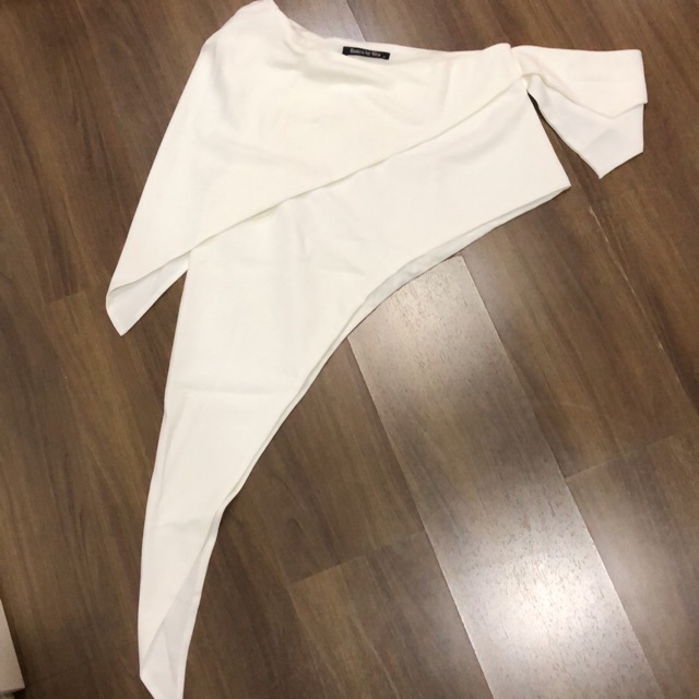 เสื้อไหล่ตก สะพายแล่ง สีขาว ของใหม่ตัดป้าย