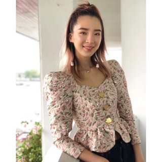 เซ็ตผ้าทอดอกไม้เนื้อดี ตัวเสื้อเป็นแขนยาวเว้าช่วงอก
