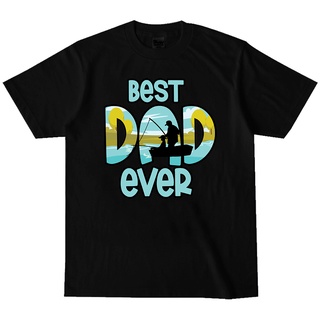 เสื้อยืดคอกลม พิมพ์ลาย Dad and Son Fishing Scene with Best Dad สีดํา สีขาว สําหรับผู้ชาย และผู้หญิง