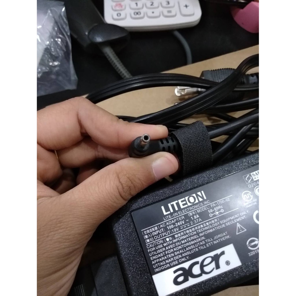adaptor notebook acer 19v/2.37a