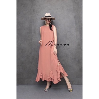 TRiOMpHe FRiLLed MaXiDReSS•• แมกซี่เดรสตัวยาวแขนกุด ทรงsimpleเรียบง่าย แต่งชายระบาย 2ข้างผ่าแหวก