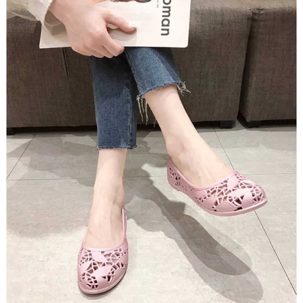 โกดัง KD24 รองเท้าหุ้มส้น แฟชั่นผู้หญิง แต่งฉลุพื้นยางนิ่ม 3 สี