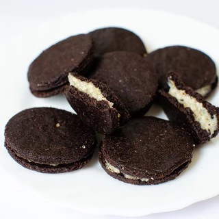 คุกกี้แซนวิชรสดาร์กช็อกโกแลต สอดไส้ครีม Clean sandwiches cookies ขนมคลีน แคลอรี่ต่ำ (กล่อง)