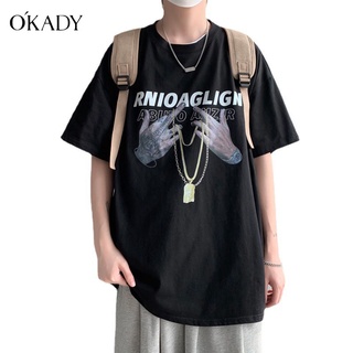 OKADY เสื้อยืดคอกลมชาย ฤดูร้อนใหม่ผู้ชายคอกลมพิมพ์แขนสั้นบุคลิกภาพแฟชั่นสีขาวแบรนด์ห้าจุดแขนหลวมแฟชั่นเสื้อยืด เสื้อยืดแขนสั้น