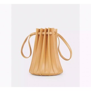 pomelo pleated leather handbag with drawstring กระเป๋าถือ หนัง กระเป๋าสะพายข้าง สีเบจ