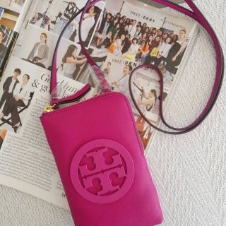 Tory Burch
Charlie Mini Phone Black Leather Cross Body Bag - Party Fushia