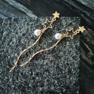 Cute Shooting Gold Star with Pearl Earrings : ต่างหู ตุ้มหู สีทอง ดาว มุก