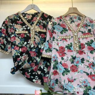 เสื้อคอวีกุ๊นขอบด้วยลูกไม้ร้อยริบบิ้น ผ้าขีฟองลายดอกกุหลาบ ลายวินเทจ เก๋มาก แมชง่าย กางเกง กระโปรงได้หมดค่ะ