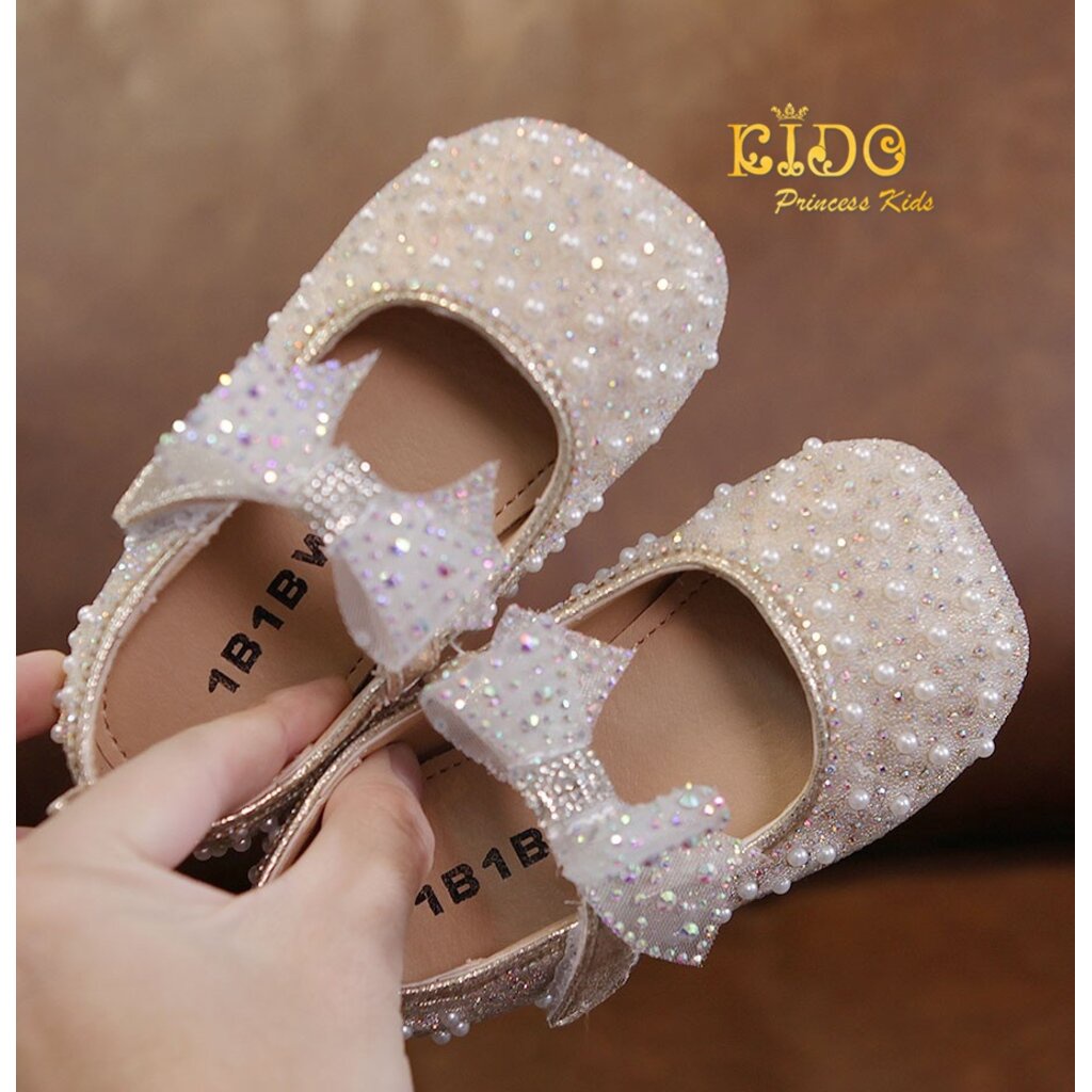 รองเท้าเด็ก(หน้าร้านอยู่รัชดา ลองได้)H056สีชมพู ติดมุกประดับเพชร แต่งด้วยโบว์ติดเพชรตรงสายรัดรองเท้า สวยน่ารักมาก
