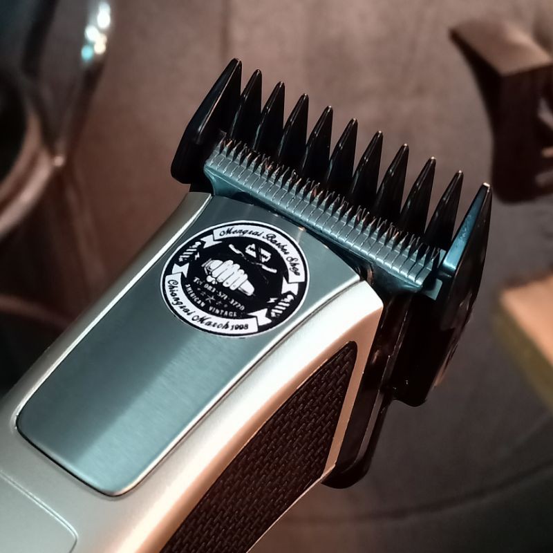 kemei km-5017 แต่งบางเซาะร่องฟันล่างลับคม สวมฟันรองได้เหมาะสำหรับตัดเก็บทรงตัดแต่งหนวดเครา