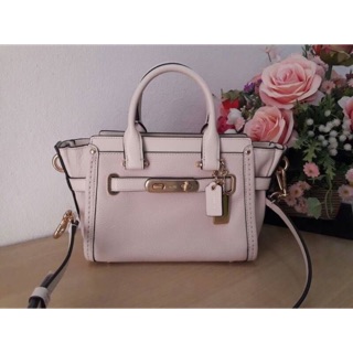 Coach 36235 Swagger 20 in pebble leather  สีขาว Chalk อะไหล่ทอง  ขนาด : 7.75" (L) x 5.75" (H) x 4" (W)