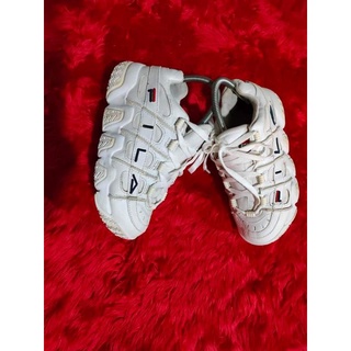 รองเท้าผ้าใบสีขาว ฟิลล่า size 37.5 38 ใส่ได้ราคา 400 บาทเท่านั้น มือสองแท้พร้อมส่งจ้า