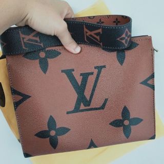 กระเป๋าสะพาย lv เกรดไฮเอน  มีการ์ด มีถุงผ้า ครบค่ะ