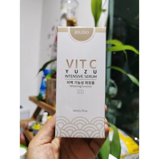 Jejudo เซรั่มบำรุงผิวหน้า YUZU VIT C INTENSIVE SERUM 50 มล. “เซรั่ม Vit C เข้มข้นจากผลส้มยูสุ